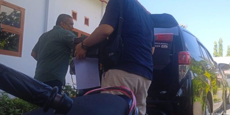 Kejari Marisa saat mengamankan barang bukti berupa printer di DLH Pohuwato, Jum'at (19/06/2026) (Dandi Lasalutu)