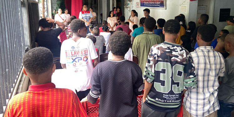 Pertamina menyalurkan santunan kepada anak yatim dan dhuafa lintas agama di Panti Asuhan Terang Titipan Tuhan, Kota Manado.