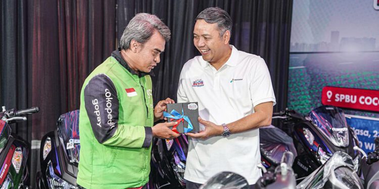 PT Pertamina Patra Niaga menyerahkan hadiah Program Berkah Ojek Online MyPertamina (BOOM) Periode 1 berupa 25 unit sepeda motor Yamaha Lexi 155 kepada para mitra pengemudi ojek online