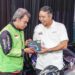 PT Pertamina Patra Niaga menyerahkan hadiah Program Berkah Ojek Online MyPertamina (BOOM) Periode 1 berupa 25 unit sepeda motor Yamaha Lexi 155 kepada para mitra pengemudi ojek online