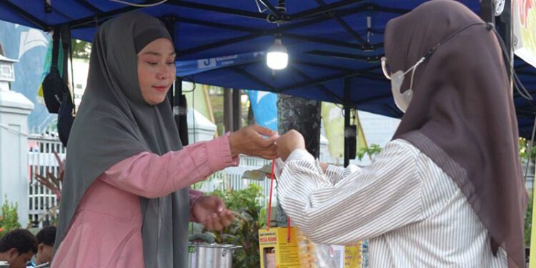 Pertamina menghadirkan ruang promosi bagi para pelaku usaha lokal untuk memperkenalkan produknya kepada masyarakat yang lebih luas.