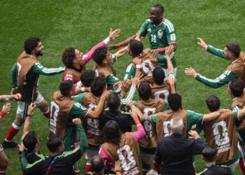 Pesepak bola Tim Nasional Meksiko Julian Quinones (atas) berselebrasi usai membobol gawang Tim Nasional Afrika Selatan dalam laga pembuka Grup A Piala Dunia 2026 di Stadion Azteca, Mexico City, Meksiko, Kamis (11/6/2026). ANTARA FOTO/Aditya Pradana Putra/sgd
