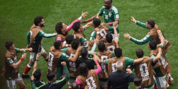 Pesepak bola Tim Nasional Meksiko Julian Quinones (atas) berselebrasi usai membobol gawang Tim Nasional Afrika Selatan dalam laga pembuka Grup A Piala Dunia 2026 di Stadion Azteca, Mexico City, Meksiko, Kamis (11/6/2026). ANTARA FOTO/Aditya Pradana Putra/sgd