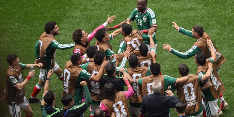 Pesepak bola Tim Nasional Meksiko Julian Quinones (atas) berselebrasi usai membobol gawang Tim Nasional Afrika Selatan dalam laga pembuka Grup A Piala Dunia 2026 di Stadion Azteca, Mexico City, Meksiko, Kamis (11/6/2026). ANTARA FOTO/Aditya Pradana Putra/sgd