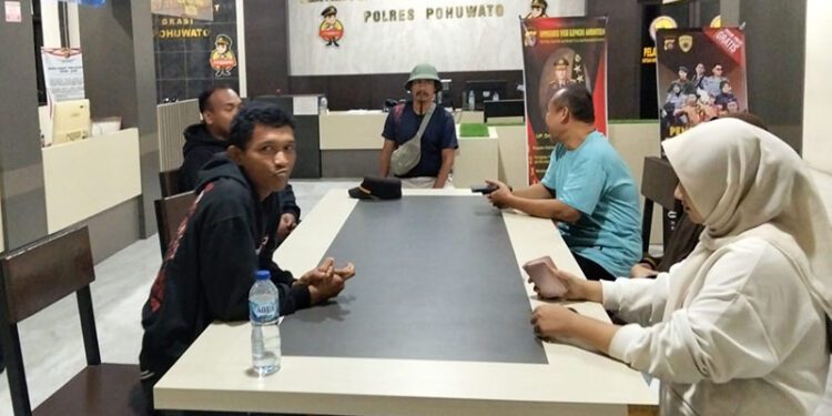 Proses penyelesaian perkara pidana di luar pengadilan ini disepakati setelah kedua belah pihak duduk bersama dan menandatangani surat pernyataan perdamaian resmi yang disaksikan langsung oleh penyidik Satreskrim Polres Pohuwato