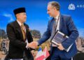 Pendiri Republikorp Group Holding Norman Joesoef (kiri) dan Thierry Renaudin selaku Presiden Arquus menandatangani perjanjian kerja sama produksi kendaraan taktis dalam ajang Eurosatory 2026 di Paris, Prancis. ANTARA/HO-Republikorp