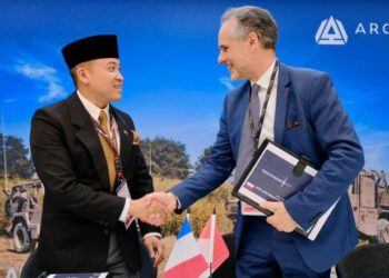 Pendiri Republikorp Group Holding Norman Joesoef (kiri) dan Thierry Renaudin selaku Presiden Arquus menandatangani perjanjian kerja sama produksi kendaraan taktis dalam ajang Eurosatory 2026 di Paris, Prancis. ANTARA/HO-Republikorp