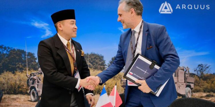 Pendiri Republikorp Group Holding Norman Joesoef (kiri) dan Thierry Renaudin selaku Presiden Arquus menandatangani perjanjian kerja sama produksi kendaraan taktis dalam ajang Eurosatory 2026 di Paris, Prancis. ANTARA/HO-Republikorp