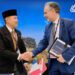 Pendiri Republikorp Group Holding Norman Joesoef (kiri) dan Thierry Renaudin selaku Presiden Arquus menandatangani perjanjian kerja sama produksi kendaraan taktis dalam ajang Eurosatory 2026 di Paris, Prancis. ANTARA/HO-Republikorp