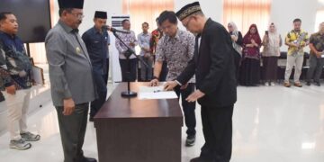 Bupati Boalemo, Rum Pagau, melantik direktur RSCG, dr Roni Imran, Jum'at (26/06/2026) (Prokopim Boalemo)