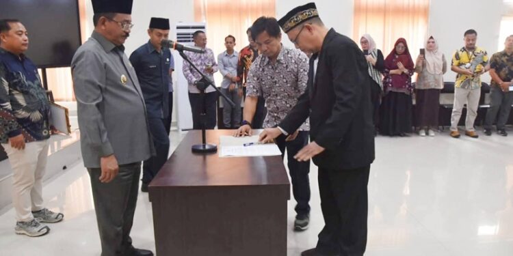 Bupati Boalemo, Rum Pagau, melantik direktur RSCG, dr Roni Imran, Jum'at (26/06/2026) (Prokopim Boalemo)