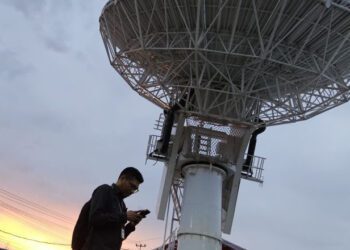 Masyarakat memanfaatkan konektivitas internet dari layanan Satelit Republik Indonesia-1(SATRIA-1). Foto diambil di Stasiun Bumi Satelit Republik Indonesia-1 (SATRIA-1), Kupang, Nusa Tenggara Timur, Rabu (30/10/2024). (ANTARA/Livia Kristianti)