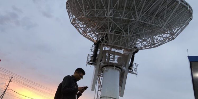 Masyarakat memanfaatkan konektivitas internet dari layanan Satelit Republik Indonesia-1(SATRIA-1). Foto diambil di Stasiun Bumi Satelit Republik Indonesia-1 (SATRIA-1), Kupang, Nusa Tenggara Timur, Rabu (30/10/2024). (ANTARA/Livia Kristianti)