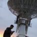 Masyarakat memanfaatkan konektivitas internet dari layanan Satelit Republik Indonesia-1(SATRIA-1). Foto diambil di Stasiun Bumi Satelit Republik Indonesia-1 (SATRIA-1), Kupang, Nusa Tenggara Timur, Rabu (30/10/2024). (ANTARA/Livia Kristianti)