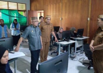 Bupati Gorontalo, Sofyan Puhi saat melakukan peninjauan Balai Latihan Kerja.