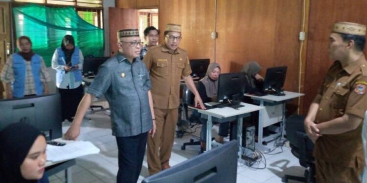 Bupati Gorontalo, Sofyan Puhi saat melakukan peninjauan Balai Latihan Kerja.