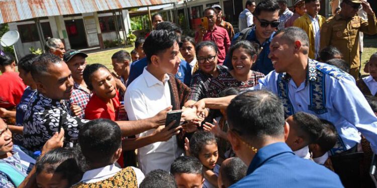 Wapres Gibran Rakabuming (tengah) ketika meninjau SD Wolomoni, Desa Niowula, Kabupaten Ende, Nusa Tenggara Timur (NTT), Kamis (18/6/2026) ANTARA/HO-BPMI Sekretariat Wapres
