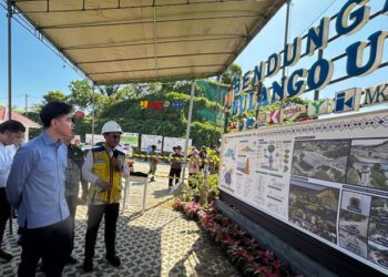 Wapres Gibran Rakabuming (kiri) mendengarkan penjelasan progres pembangunan Bendungan Bulango Ulu, Gorontalo, Jumat (19/6/2026). ANTARA/Prisca Triferna