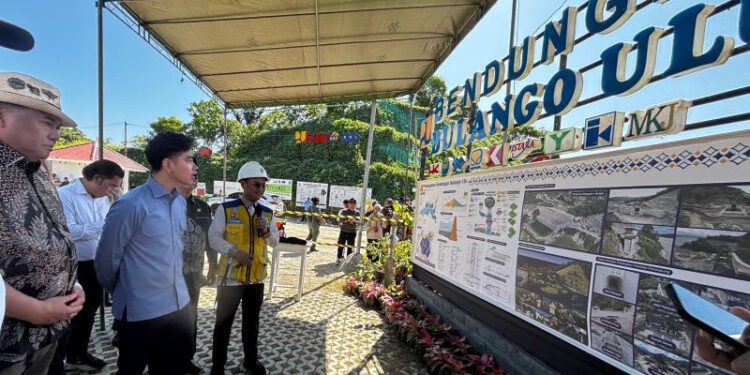 Wapres Gibran Rakabuming (kiri) mendengarkan penjelasan progres pembangunan Bendungan Bulango Ulu, Gorontalo, Jumat (19/6/2026). ANTARA/Prisca Triferna