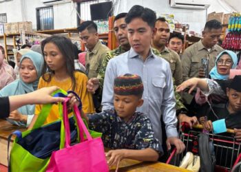 Wakil Presiden RI Gibran Rakabuming Raka mengajak 119 anak, termasuk anak yatim piatu dari berbagai panti asuhan di Kota Gorontalo, untuk berbelanja kebutuhan tahun ajaran baru di sebuah toko serba ada setempat, Jumat (19/6).