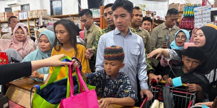 Wakil Presiden RI Gibran Rakabuming Raka mengajak 119 anak, termasuk anak yatim piatu dari berbagai panti asuhan di Kota Gorontalo, untuk berbelanja kebutuhan tahun ajaran baru di sebuah toko serba ada setempat, Jumat (19/6).