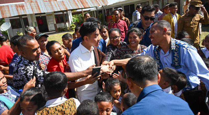 Wapres Gibran Rakabuming (tengah) ketika meninjau SD Wolomoni, Desa Niowula, Kabupaten Ende, Nusa Tenggara Timur (NTT), Kamis (18/6/2026) ANTARA/HO-BPMI Sekretariat Wapres