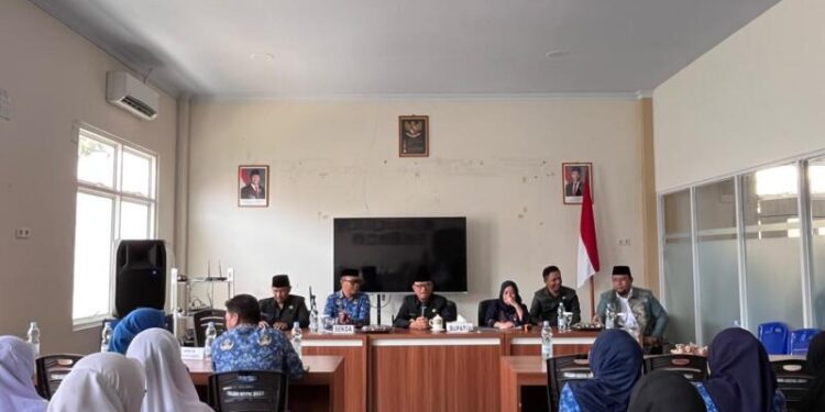 Bupati Bone Bolango, Ismet Mile saat memimpin rapat pembinaan ASN di RSUD Toto Kabila, Selasa (2/6/2026). (Foto Istimewa)