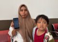 Intan Kurnia Andriani menunjukkan aplikasi mobile JKN. (Foto: Dok/Humas BPJS Kesehatan Cabang Jember)
