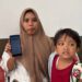 Intan Kurnia Andriani menunjukkan aplikasi mobile JKN. (Foto: Dok/Humas BPJS Kesehatan Cabang Jember)