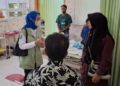 Petugas BPJS Kesehatan memberikan pelayanan bantuan aktivasi status kepesertaan di RS. (Foto: Dok/Humas BPJS Kesehatan Cabang Jember)