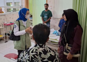 Petugas BPJS Kesehatan memberikan pelayanan bantuan aktivasi status kepesertaan di RS. (Foto: Dok/Humas BPJS Kesehatan Cabang Jember)