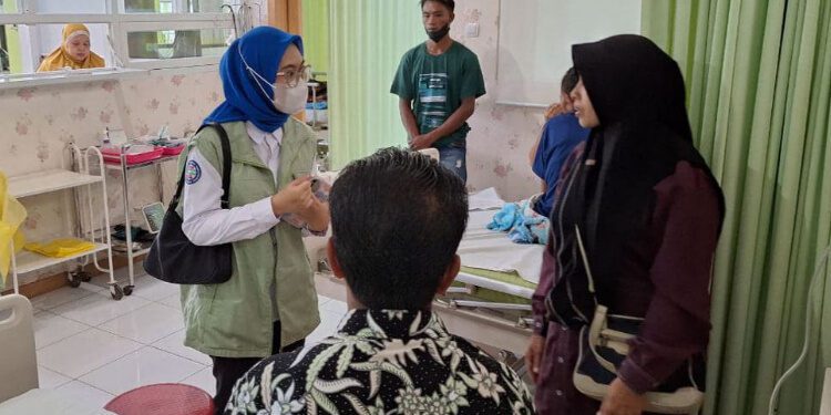 Petugas BPJS Kesehatan memberikan pelayanan bantuan aktivasi status kepesertaan di RS. (Foto: Dok/Humas BPJS Kesehatan Cabang Jember)