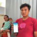 Benny Satria Indra Cahyadi menunjukkan aplikasi mobile JKN. (Foto: Dok/Humas BPJS Kesehatan Cabang Jember)