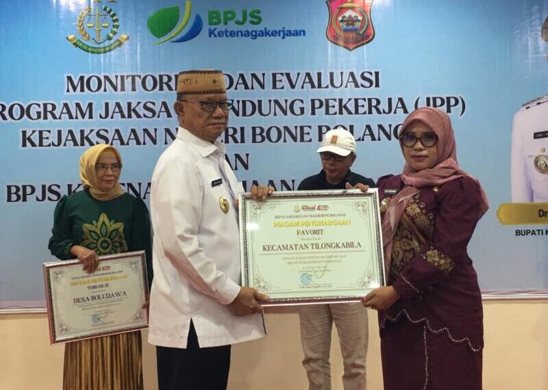 Bupati Ismet Mile saat menyerahkan piagam penghargaan kepada Kecamatan Tilongkabila atas capaian kepesertaan tertinggi di Bone Bolango, Kamis (4/6/2026). (Foto Indra/Gopos)