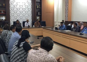 Bupati Bone Bolango, Ismet Mile saat menerima kunjungan kerja Pemerintah Kabupaten Minahasa Tenggara di Ruang Rapat Bupati, Kamis (4/6/2026). (Foto Indra/Gopos)