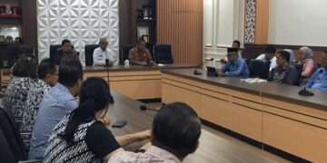 Bupati Bone Bolango, Ismet Mile saat menerima kunjungan kerja Pemerintah Kabupaten Minahasa Tenggara di Ruang Rapat Bupati, Kamis (4/6/2026). (Foto Indra/Gopos)