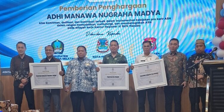 ekretaris Daerah Bone Bolango, Iwan Mustapa, didampingi Kepala BKPSDM Bone Bolango, Hamdy Gufran Mile saat menerima penghargaan Adhi Manawa Nugraha Pratama di Aula A.E. Manihuruk Kantor Regional XI BKN Manado, Sabtu (6/6/2026). (Foto Istimewa)