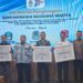 ekretaris Daerah Bone Bolango, Iwan Mustapa, didampingi Kepala BKPSDM Bone Bolango, Hamdy Gufran Mile saat menerima penghargaan Adhi Manawa Nugraha Pratama di Aula A.E. Manihuruk Kantor Regional XI BKN Manado, Sabtu (6/6/2026). (Foto Istimewa)