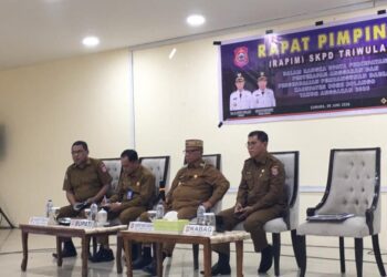 Bupati Bolango, Ismet Mile didampingi Sekda Iwan Mustapa pada Rapat Pimpinan SKPD Triwulan I dalam rangka Upaya Percepatan Penyerapan Anggaran dan Pengendalian Pembangunan Daerah Kabupaten Bone Bolango Tahun Anggaran 2026 yang dilaksanakan di Ruang Lupa Lelah Kantor Bupati, Senin (8/6/2026). (Foto Indra/Gopos)