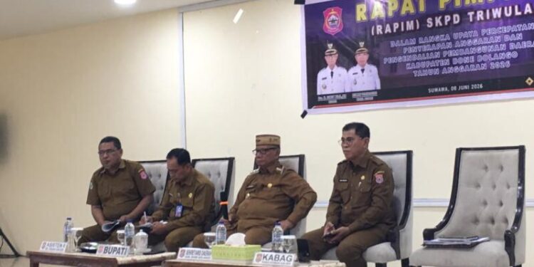 Bupati Bolango, Ismet Mile didampingi Sekda Iwan Mustapa pada Rapat Pimpinan SKPD Triwulan I dalam rangka Upaya Percepatan Penyerapan Anggaran dan Pengendalian Pembangunan Daerah Kabupaten Bone Bolango Tahun Anggaran 2026 yang dilaksanakan di Ruang Lupa Lelah Kantor Bupati, Senin (8/6/2026). (Foto Indra/Gopos)