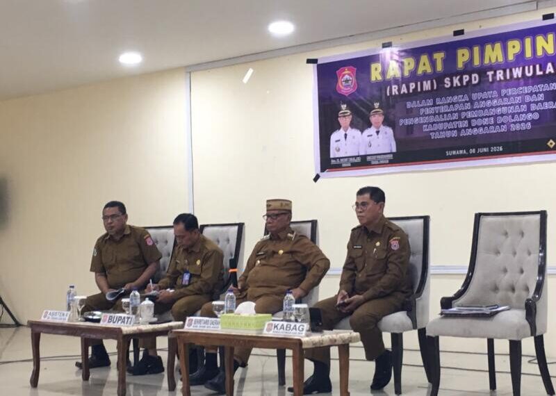 Bupati Bolango, Ismet Mile didampingi Sekda Iwan Mustapa pada Rapat Pimpinan SKPD Triwulan I dalam rangka Upaya Percepatan Penyerapan Anggaran dan Pengendalian Pembangunan Daerah Kabupaten Bone Bolango Tahun Anggaran 2026 yang dilaksanakan di Ruang Lupa Lelah Kantor Bupati, Senin (8/6/2026). (Foto Indra/Gopos)