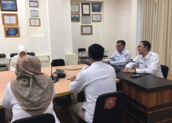 Sekda Iwan Mustapa saat menerima kunjungan silaturahmi dan melakukan rapat koordinasi bersama Direktur Pemberdayaan Masyarakat dan Pelaku Usaha Pangan Olahan (PMPUPO) BPOM, Agus Yudi Prayudana terkait Program Kabupaten/Kota Pangan Aman (KPPA) Tahun 2026 di Ruang Rapat Sekda Bone Bolango, Rabu (10/6/2026). (Foto Indra/Gopos)