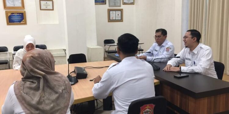 Sekda Iwan Mustapa saat menerima kunjungan silaturahmi dan melakukan rapat koordinasi bersama Direktur Pemberdayaan Masyarakat dan Pelaku Usaha Pangan Olahan (PMPUPO) BPOM, Agus Yudi Prayudana terkait Program Kabupaten/Kota Pangan Aman (KPPA) Tahun 2026 di Ruang Rapat Sekda Bone Bolango, Rabu (10/6/2026). (Foto Indra/Gopos)