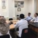 Sekda Iwan Mustapa saat menerima kunjungan silaturahmi dan melakukan rapat koordinasi bersama Direktur Pemberdayaan Masyarakat dan Pelaku Usaha Pangan Olahan (PMPUPO) BPOM, Agus Yudi Prayudana terkait Program Kabupaten/Kota Pangan Aman (KPPA) Tahun 2026 di Ruang Rapat Sekda Bone Bolango, Rabu (10/6/2026). (Foto Indra/Gopos)