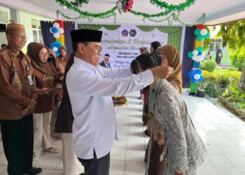 Sekretaris Daerah Bone Bolango, Iwan Mustapa saat menghadiri penamatan dan perpisahan siswa kelas IX SMP Negeri 1 Tapa, Rabu (10/6/2026). (Foto Istimewa)