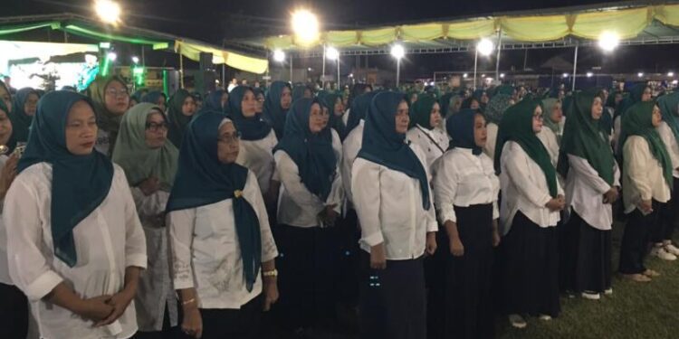 Prosesi pelantikan pengurus Dasawisma se-Kecamatan Suwawa Tengah yang dihadiri langsung oleh Bupati Ismet Mile dan Ketua T.P PKK Ruwaida Ismet Mile, Rabu (10/6/2026) malam tadi. (Foto Indra/Gopos)