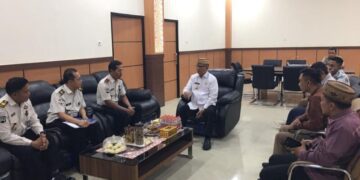 Bupati Bone Bolango, Ismet Mile, saat menerima audiensi Kepala Balai Pemasyarakatan (Bapas) Kelas II Gorontalo, I Putu Sukohartawan, bersama jajaran di Ruang Kerja Bupati, Kamis (11/6/2026). (Foto Indra/Gopos)