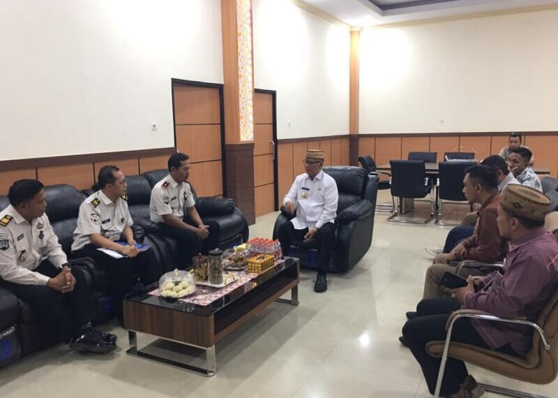 Bupati Bone Bolango, Ismet Mile, saat menerima audiensi Kepala Balai Pemasyarakatan (Bapas) Kelas II Gorontalo, I Putu Sukohartawan, bersama jajaran di Ruang Kerja Bupati, Kamis (11/6/2026). (Foto Indra/Gopos)