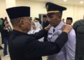 Pemerintah Kabupaten Bone Bolango kembali melakukan penyegaran birokrasi guna memperkuat kinerja pemerintahan dan pelayanan publik. Sebanyak 18 pejabat administrator resmi dilantik dan diambil sumpah/janjinya oleh Bupati Bone Bolango, Ismet Mile, di Ruang Lupa Lelah Kantor Bupati, Jumat (12/6/2026) malam. (Foto Indra/Gopos)