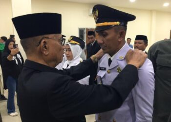 Pemerintah Kabupaten Bone Bolango kembali melakukan penyegaran birokrasi guna memperkuat kinerja pemerintahan dan pelayanan publik. Sebanyak 18 pejabat administrator resmi dilantik dan diambil sumpah/janjinya oleh Bupati Bone Bolango, Ismet Mile, di Ruang Lupa Lelah Kantor Bupati, Jumat (12/6/2026) malam. (Foto Indra/Gopos)